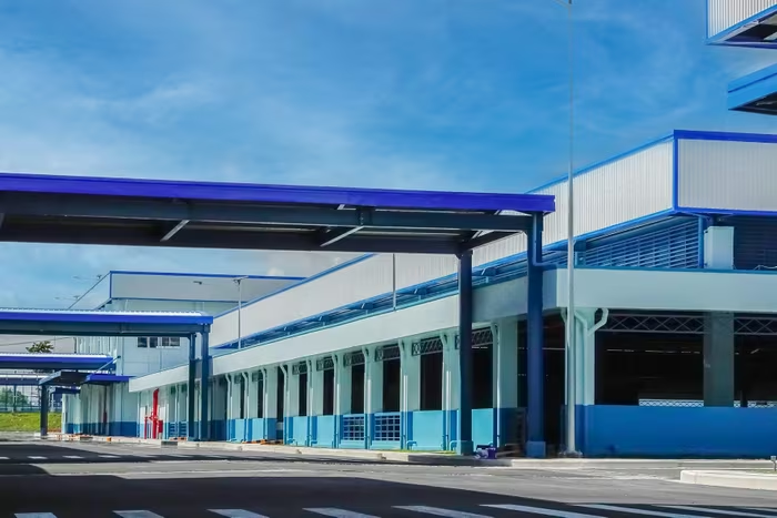 Nhà máy giày trong cụm công nghiệp Nam Hà. Ảnh: N.Lân