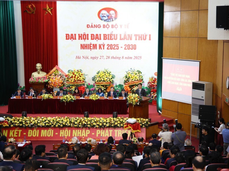 Phó Thủ tướng nhấn mạnh, kỷ nguyên phát triển mới của đất nước đòi hỏi ngành y tế cần tiếp tục đoàn kết, chủ động, bản lĩnh, đổi mới mạnh mẽ hơn nữa, hoàn thành các nhiệm vụ, mục tiêu đề ra, đáp ứng yêu cầu phát triển và niềm tin của Đảng, Nhà nước và nhân dân - Ảnh: VGP/Đức Tuân
