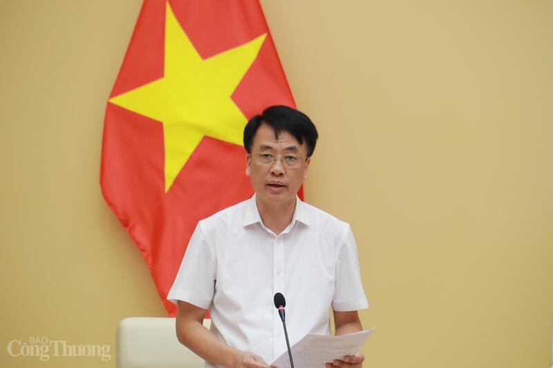 Ông Nguyễn Việt Tấn, Phó Cục trưởng Cục Đổi mới sáng tạo, Chuyển đổi xanh và Khuyến công báo cáo tại hội thảo