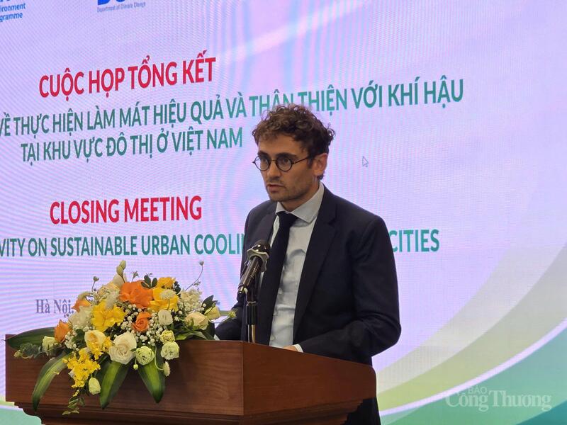 Ông Benjamin Hickman phát biểu tại cuộc họp
