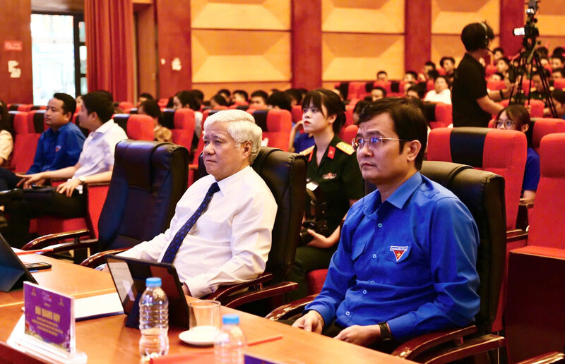 Chủ tịch Ủy ban Trung ương Mặt trận Tổ quốc Việt Nam Đỗ Văn Chiến và Bí thư thứ nhất Trung ương Đoàn TNCS Hồ Chí Minh tham dự chương trình