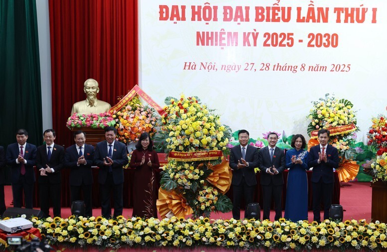 Phó Thủ tướng trao tặng lẵng hoa của Đảng ủy Chính phủ chúc mừng Đại hội - Ảnh: VGP/Đức Tuân