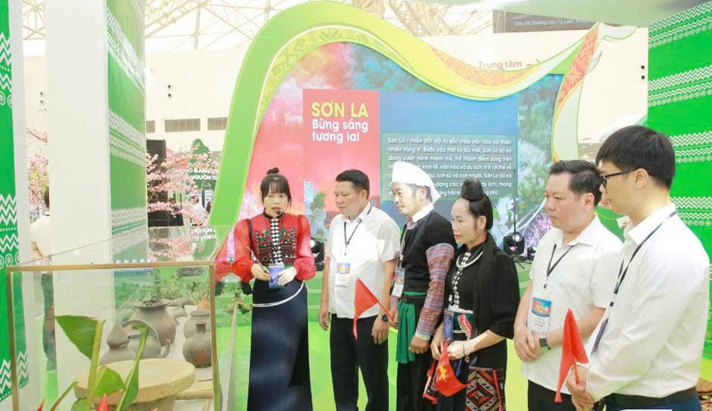 Đại biểu tham quan gian trưng bày của tỉnh Sơn La (nguồn: Báo Sơn La)