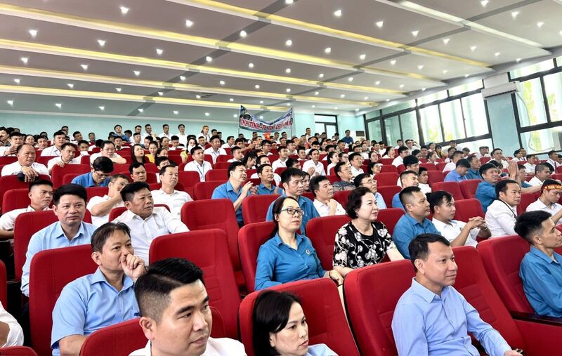 Cán bộ, CNVCLĐ các đơn vị cổ vũ Hội thi