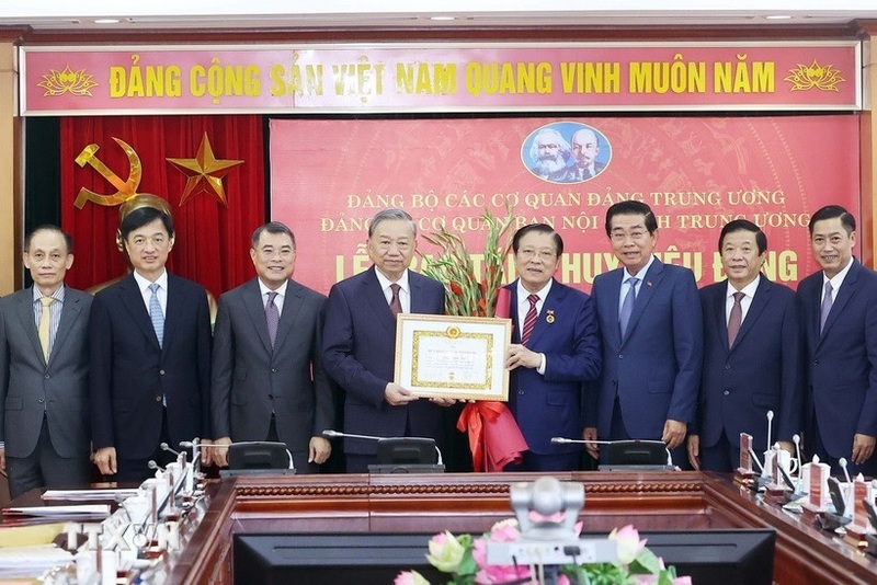 Tổng Bí thư Tô Lâm trao huy hiệu 45 năm tuổi Đảng cho đồng chí Phan Đình Trạc, Trưởng Ban Nội chính Trung ương. Ảnh: Thống Nhất/TTXVN