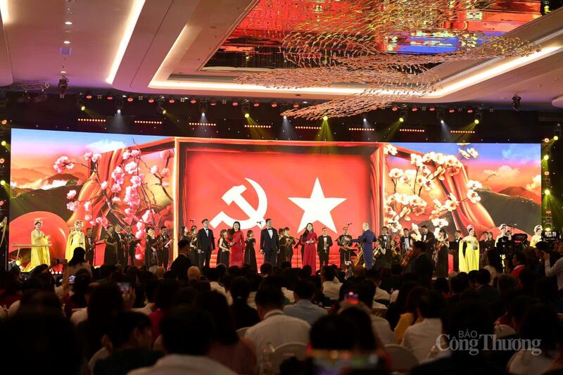 Chương trình nghệ thuật khai mạc Triển lãm thành tựu đất nước tại Trung tâm Triển lãm Quốc gia. Ảnh: Nam Nguyễn