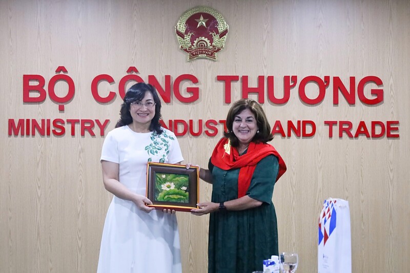 Thứ trưởng Phan Thị Thắng và Thứ trưởng Bộ Ngoại thương và Đầu tư nước ngoài Cuba Deborah Rivas Saavedra