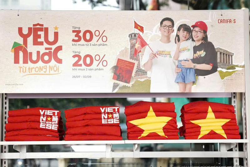 Bộ sản phẩm “Yêu nước từ trong nôi” của thương hiệu Canifa bày bán tại các cửa hàng