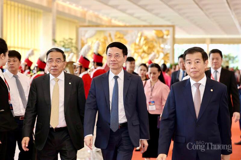 Bộ trưởng Bộ Khoa học và Công nghệ Nguyễn Mạnh Hùng dự lễ khai mạc.