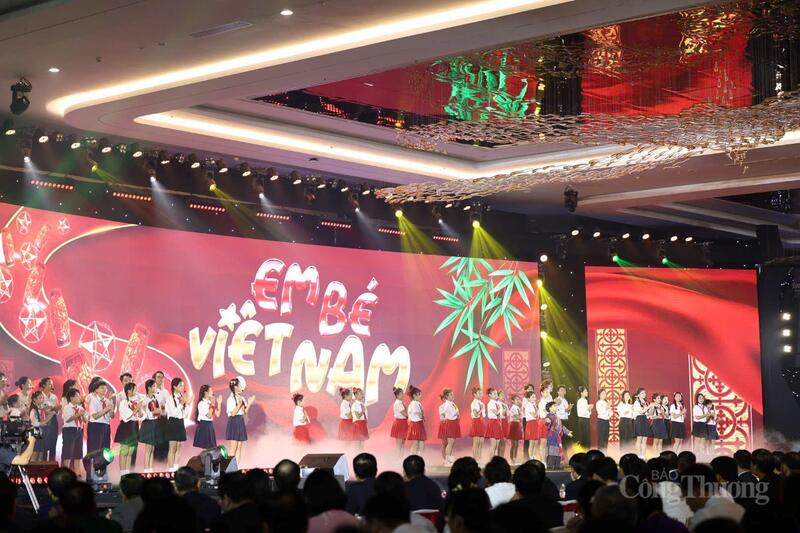 Các tiết mục nghệ thuật mang đậm bản sắc văn hoá dân tộc Việt Nam.