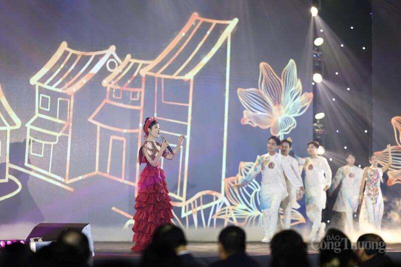 Ca sĩ Hà Myo biểu diễn tại chương trình.