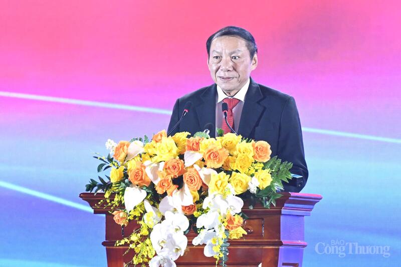 Bộ trưởng Bộ Văn hoá, Thể thao và Du lịch phát biểu tại lễ khai mạc.