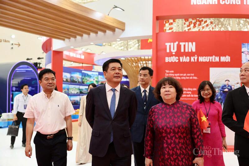 Hoạt động của Bộ trưởng Nguyễn Hồng Diên tại Triển lãm thành tựu đất nước - 2