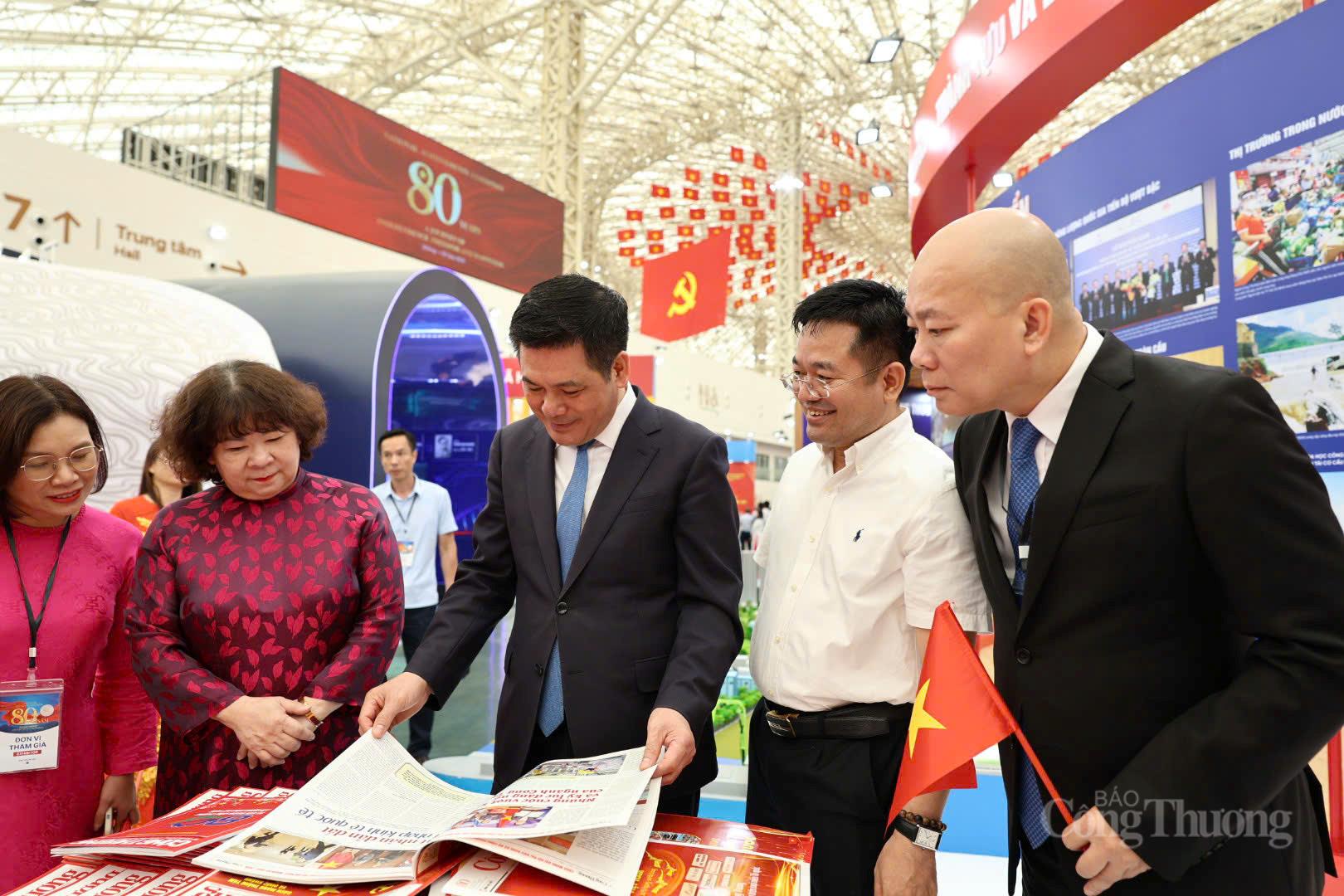 Bộ trưởng Nguyễn Hồng Diên đọc ấn phẩm đặc biệt của Báo Công Thương phát hành nhân dịp kỷ niệm 80 năm Quốc khánh 2/9