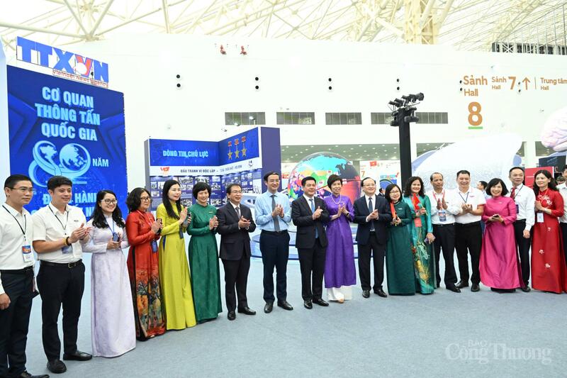 Bộ trưởng Nguyễn Hồng Diên chụp ảnh cùng các đại biểu tại khu trưng bày của Thông tấn xã Việt Nam
