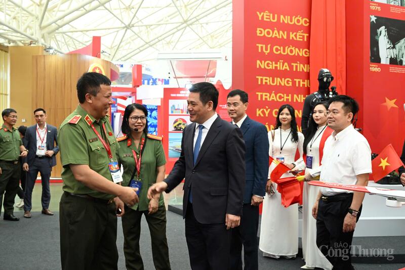 Hoạt động của Bộ trưởng Nguyễn Hồng Diên tại Triển lãm thành tựu đất nước - 8
