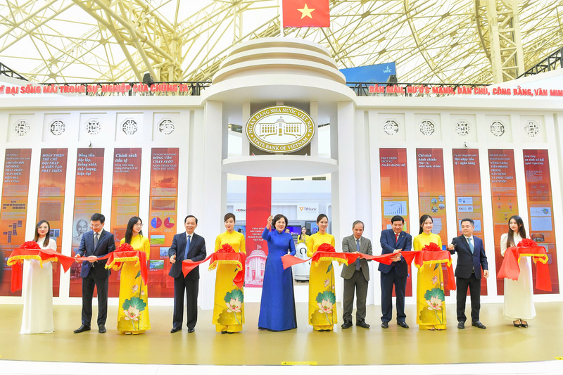 Lãnh đạo Ngân hàng Nhà nước cắt băng khai mạc Không gian trưng bày Triển lãm thành tựu ngành Ngân hàng tại Triển lãm “80 năm Hành trình Độc lập - Tự do - Hạnh phúc”. Ảnh: SBV