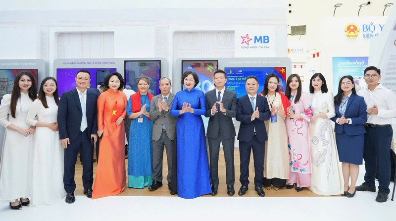 Thống đốc Ngân hàng Nhà nước Nguyễn Thị Hồng chụp ảnh lưu niệm cùng lãnh đạo và cán bộ MB tại Triển lãm thành tự đất nước A80