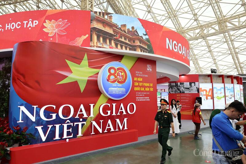 Không gian trưng bày của Bộ Ngoại giao với chủ đề: “Ngoại giao thời đại Hồ Chí Minh: 80 năm tận tụy phụng sự quốc gia, dân tộc"