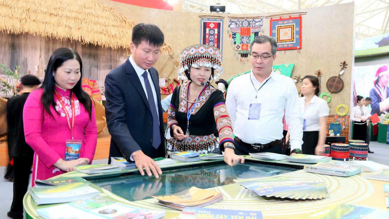 Ông Trần Huy Tuấn - Phó Bí thư Tỉnh ủy, Chủ tịch UBND tỉnh Lào Cai tham dự lễ khai mạc triển lãm.