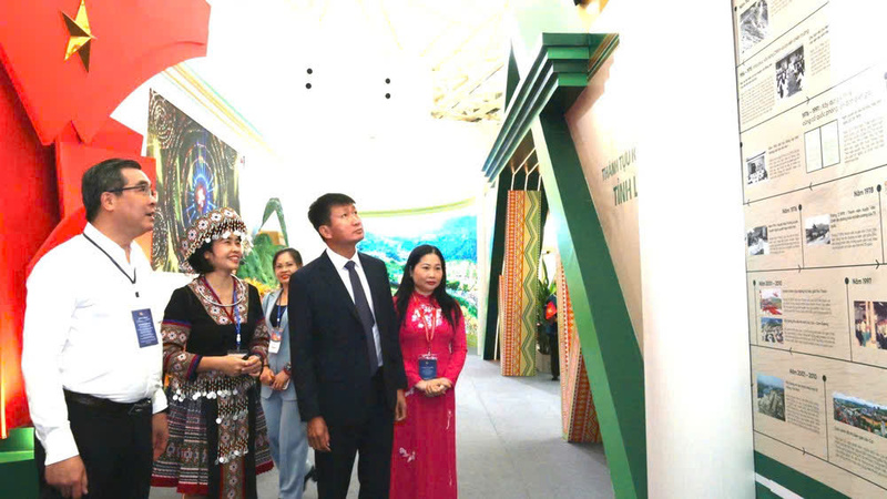 Lãnh đạo tỉnh Lào Cai tham quan gian trưng bày thành tựu kinh tế - xã hội của tỉnh qua các thời kỳ.