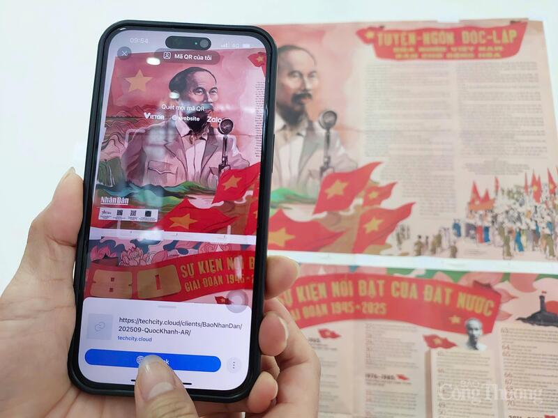 Người dân quét mã QR in trên ấn phẩm để trải nghiệm các hình ảnh 3D tái hiện thời khắc Chủ tịch Hồ Chí Minh đọc Tuyên ngôn Độc lập tại Quảng trường Ba Đình