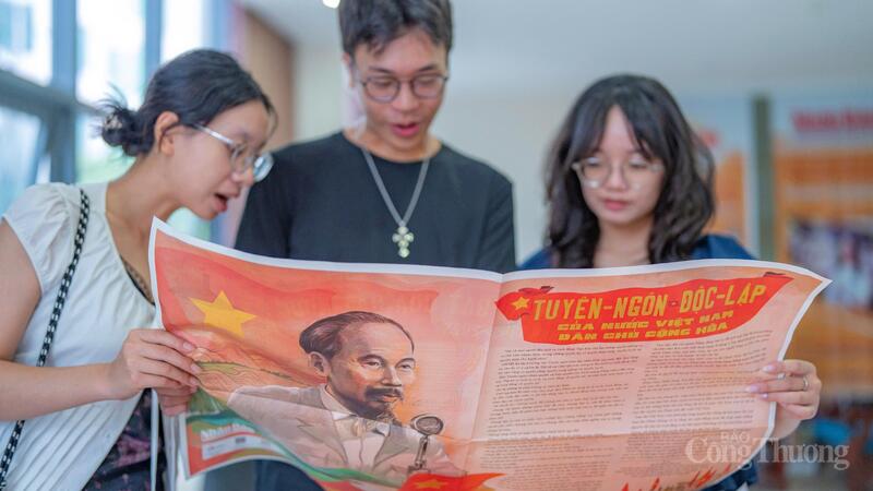 Phần 1 tái hiện hình ảnh Chủ tịch Hồ Chí Minh đọc Tuyên ngôn Độc lập tại Quảng trường Ba Đình, đồng thời in trọn vẹn bản Tuyên ngôn Độc lập, văn kiện bất hủ khẳng định quyền độc lập, tự do của dân tộc Việt Nam