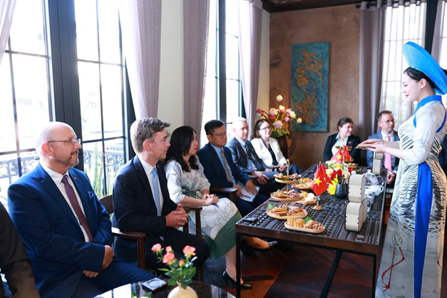 Trà nương biểu diễn nghệ thuật pha trà