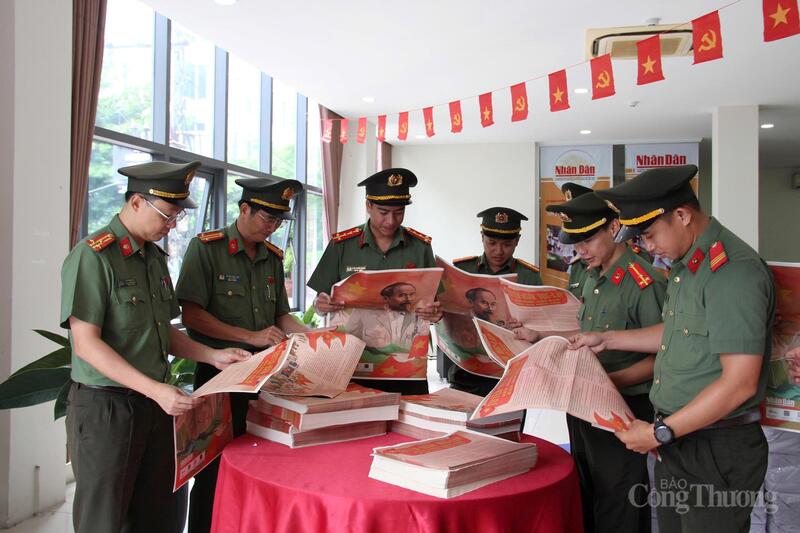 Các cán bộ, chiến sĩ công an Đà Nẵng bên phụ san đặc biệt 2/9 báo Nhân Dân. Được biết, 10.000 tờ phụ san được trao tặng cho Công an thành phố Đà Nẵng để chuyển về công an 94 xã, phường, đặc khu