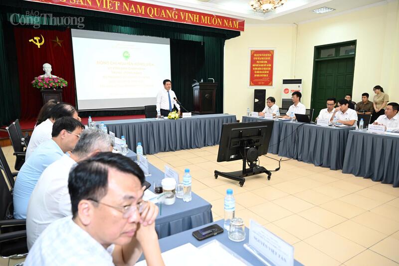 Bộ trưởng Bộ Công Thương Nguyễn Hồng Diên chủ trì buổi làm việc. Ảnh: Cấn Dũng