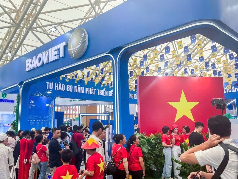 Hoạt động check-in cùng lá cờ Tổ quốc