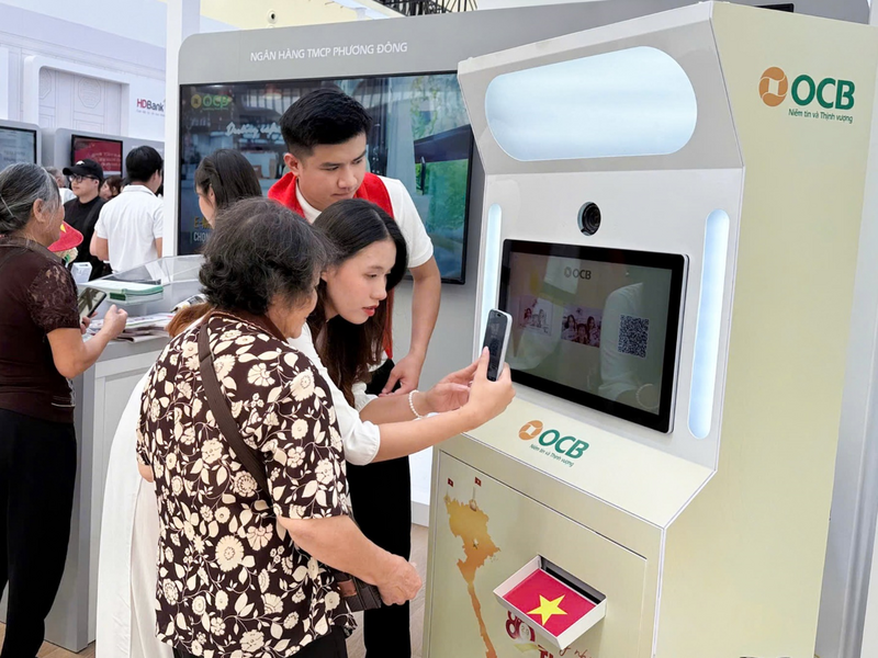 Khách tham quan trải nghiệm các hoạt động tại gian hàng OCB