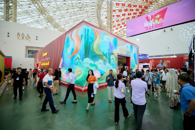 Không gian trải nghiệm của Sun Group với thiết kế như một chuyến bay nghệ thuật đang là một trong những gian hàng gây ấn tượng mạnh nhất và hút khách tham quan nhất.