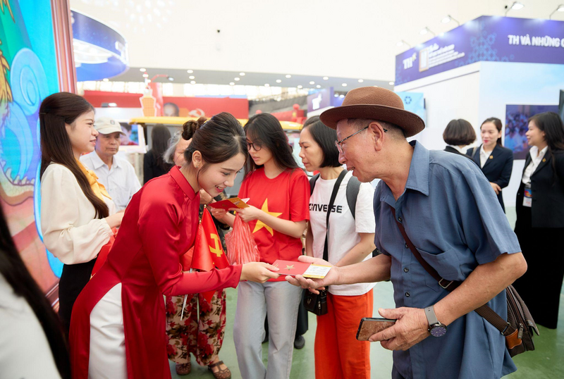 Du khách bước vào không gian mô phỏng phòng chờ hạng thương gia tại Zone 1, nhận “hộ chiếu Du ngoạn Việt Nam” và thẻ lên máy bay SPA001.