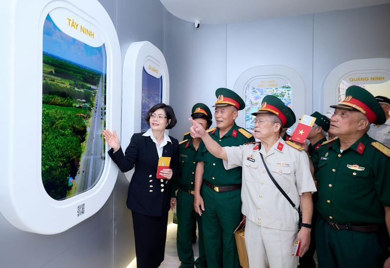 Ông Hoài Nam, cựu chiến binh thuộc Trung đoàn 95, sư đoàn 325, một vị khách tham quan gian hàng của Sun Group vào sáng 28/8, chia sẻ cảm xúc sau khi trải nghiệm “hành trình bay” ấn tượng