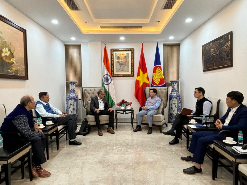 Ông Ajoykaant Ruia - Chủ tịch Phòng Thương mại và Công nghiệp Ấn Độ - Việt Nam (IVCCI) - thứ 3 từ trái sang làm việc với Đại sứ Việt Nam tại Ấn Độ Nguyễn Thanh Hải