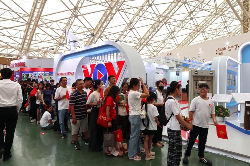 Người dân xếp hàng chờ trải nghiệm tại gian hàng của VOV. Ảnh: Phương Thảo