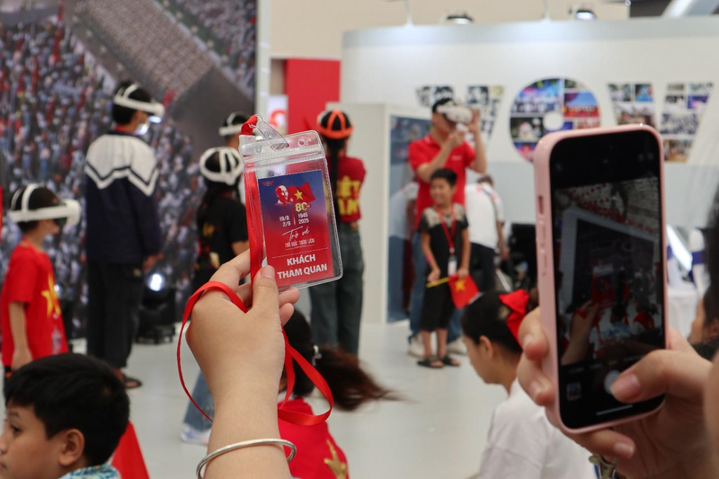 Khách tham quan hào hứng check-in trước khi được trải nghiệm công nghệ. Ảnh: Phương Thảo