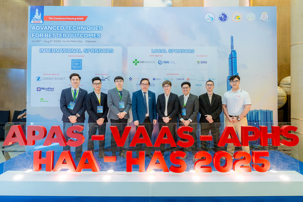 Ông Lê Khắc Hiệp - Phó Chủ tịch Tập đoàn Vingroup (đứng giữa) nhận biên bản thỏa thuận hợp giữa Công ty cổ phần Năng lượng VinEnergo với UBND tỉnh Gia Lai.