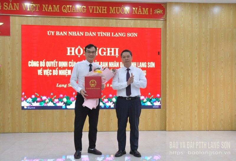 Ông Đoàn Thanh Sơn, Phó Chủ tịch UBND tỉnh trao quyết định và tặng hoa chúc mừng tân Phó Giám đốc Sở Công Thương