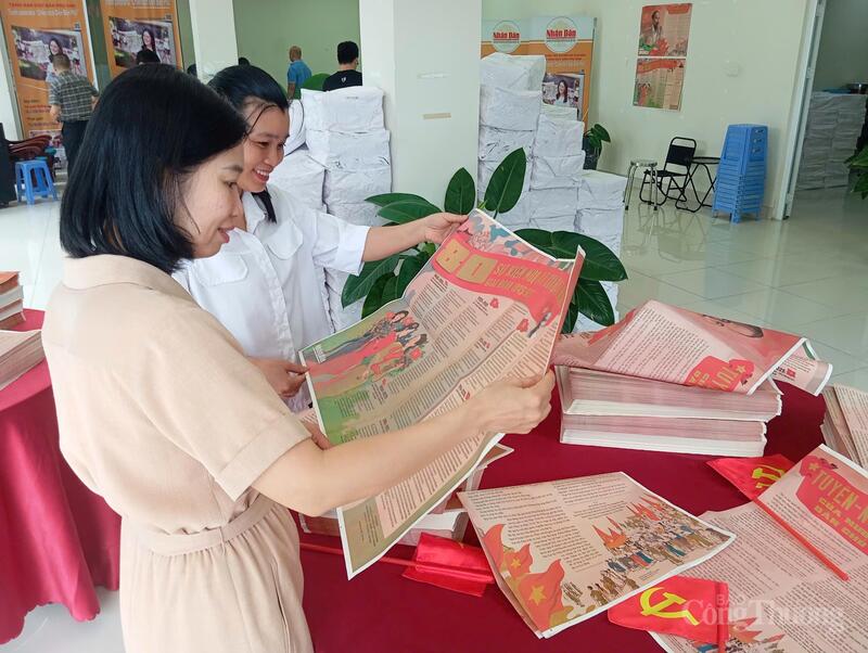 Sáng 29/8, nhiều người dân TP. Đà Nẵng đã hào hứng có mặt tại Cơ quan Đại diện Báo Nhân Dân tại miền Trung -Tây Nguyên để nhận phụ san đặc biệt 2/9, và mừng Tết Độc lập cùng phụ san với hình ảnh Chủ tịch Hồ Chí Minh đọc Tuyên ngôn Độc lập tại Quảng trường Ba Đình