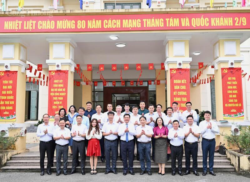 Bộ trưởng Nguyễn Hồng Diên, lãnh đạo các Cục, Vụ, Viện thuộc Bộ và lãnh đạo Viện Công nghiệp thực phẩm chụp ảnh lưu niệm