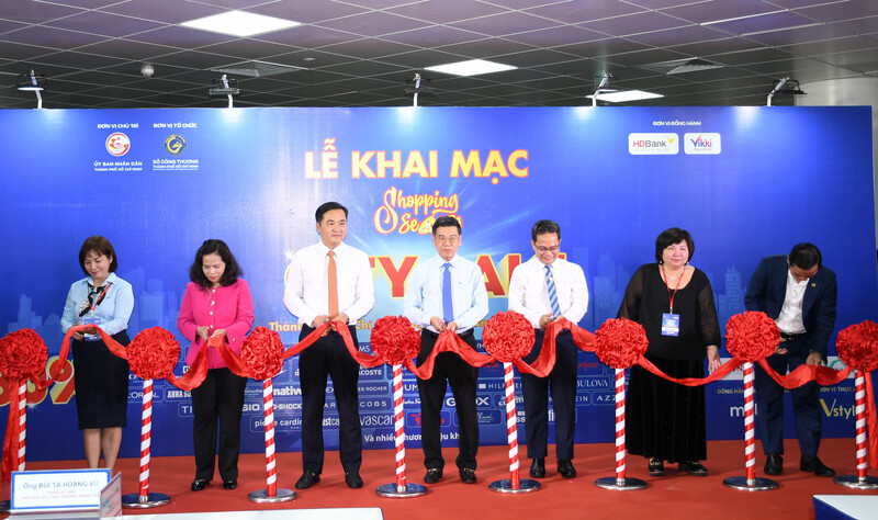 Lãnh đạo UBND TP. Hồ Chí Minh, Sỏ Công Thương và các đại biểu thực hiện nghi thức cắt băng khai mạc City Sale 2025. Ảnh: Thanh Minh.