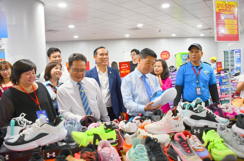 Lãnh đạo TP. Hồ Chí Minh và các đại biểu tham quan, mua sắm tại sự kiện City Sale 2025. Ảnh: Thanh Minh.
