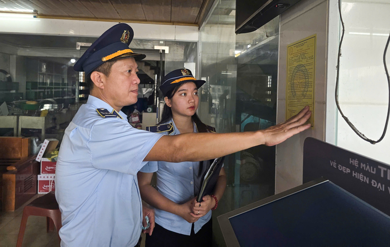 Các cơ sở kinh doanh đồng ý chấp hành, niêm yết giá ngay tại cửa hàng. Ảnh: Trọng Tùng