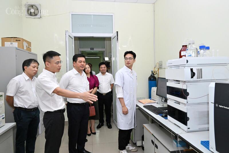 Bộ trưởng Nguyễn Hồng Diên và các đại biểu đi thăm quan phòng nghiên cứu của Viện