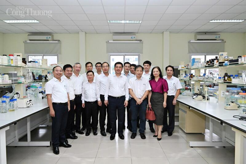 Bộ trưởng Nguyễn Hồng Diên và các đại biểu chụp ảnh lưu niệm