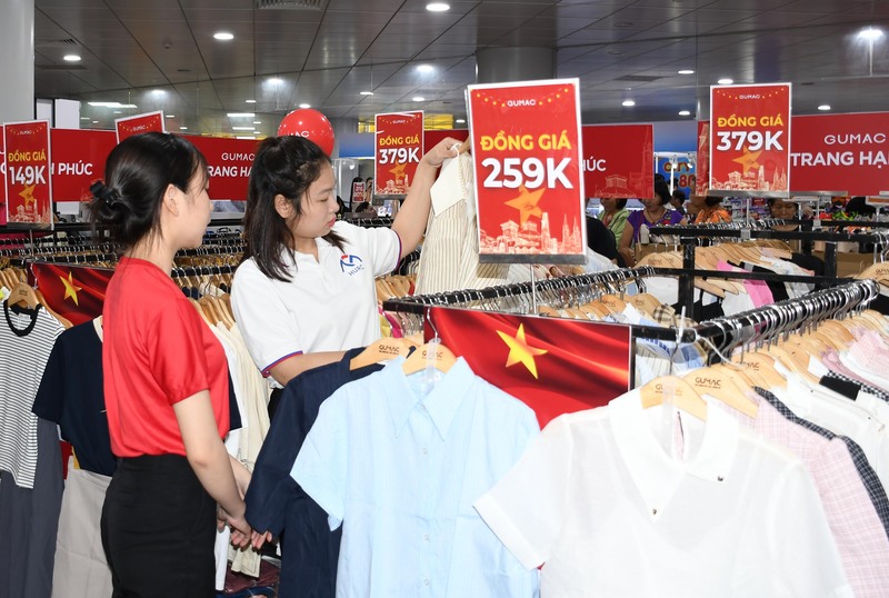 Người tiêu dùng có cơ hội mua sắm hàng nghìn sản phẩm hàng hiệu đồng giá từ 149.000 - 379.000 đồng tại sự kiện. Ảnh: Thanh Minh.