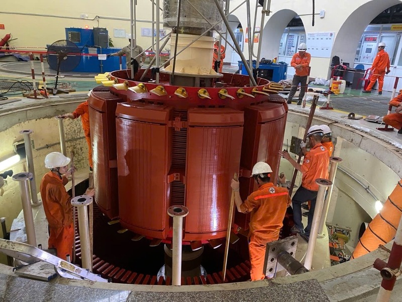 Lắp lại rotor, sau đại tu máy phát điện tổ máy H2 , nhà máy thủy điện Sông Bung 2. Ảnh: Bình An