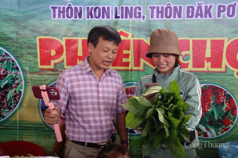 Ông Trần Quốc Huy, Chủ tịch UBND xã Tu Mơ Rông hướng dẫn người dân livestream bán nông sản
